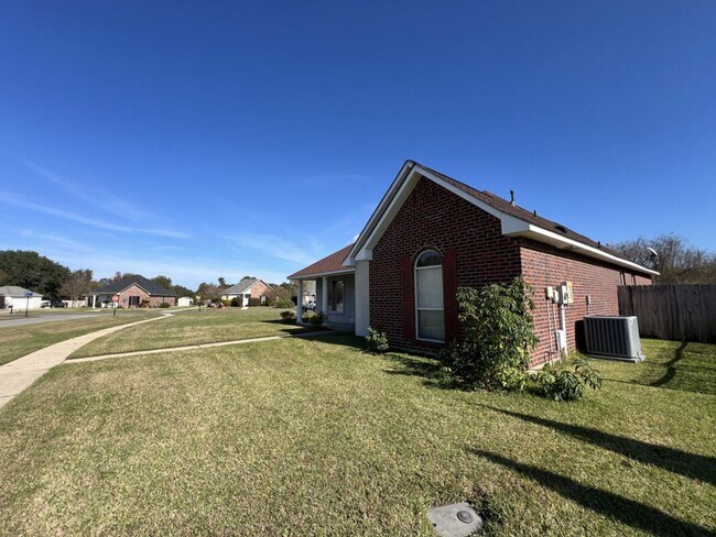 Foto del edificio - Corner-Lot Comfort in Zachary! — Spacious 3BR Home in Ravenwood Subdivision