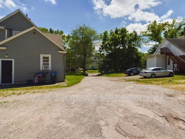 Building Photo - 493 Gage St