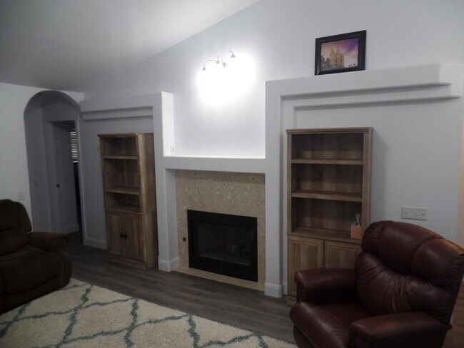 Foto del edificio - ** Move-In Discount** 3 bed - 2 bath Single Story Pet Friendly - Heart of Cedar City!