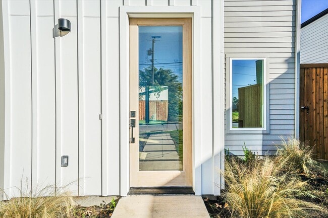 Building Photo - 1707 Nomas St