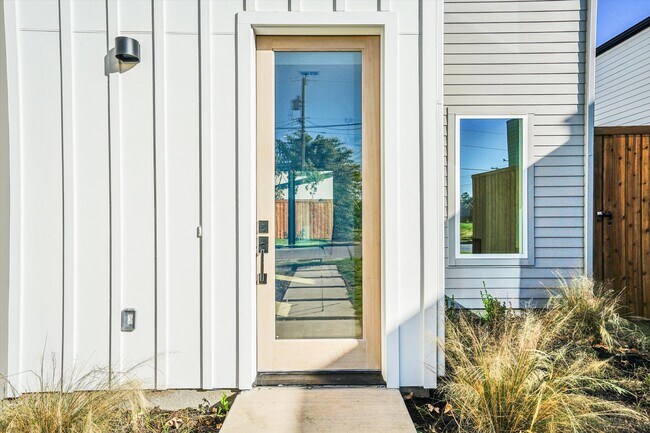 Foto del edificio - 1707 Nomas St