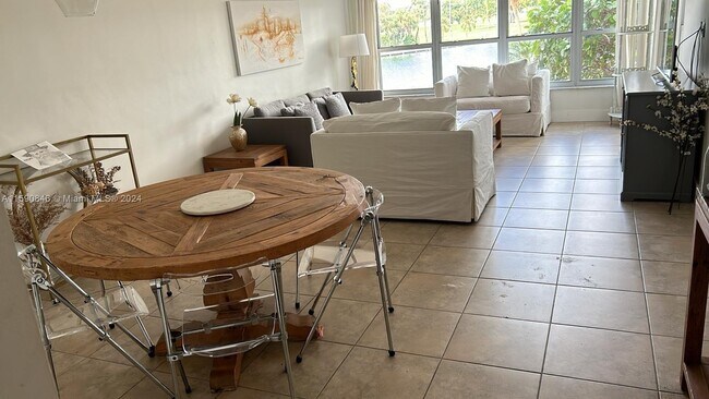 Foto del edificio - 9100 W Bay Harbor Dr