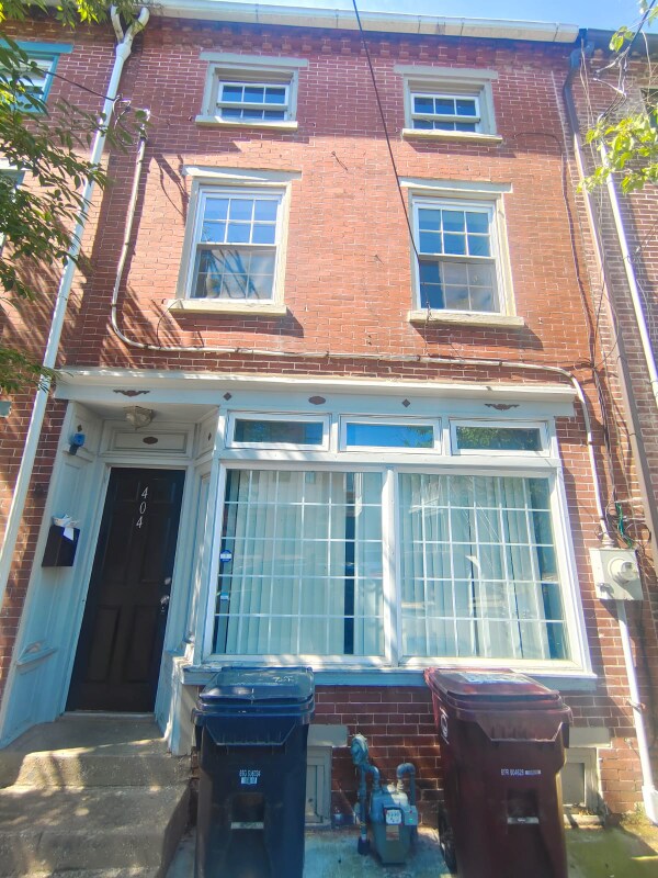 Primary Photo - 404 W 6th St