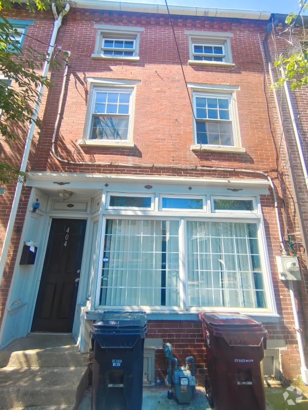 Building Photo - 404 W 6th St