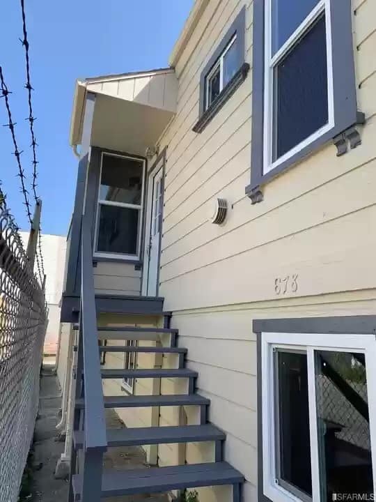 Entryway On the Side of the Building - 678 19th St