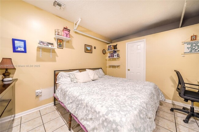 Building Photo - 5400 Lakewood Cir S