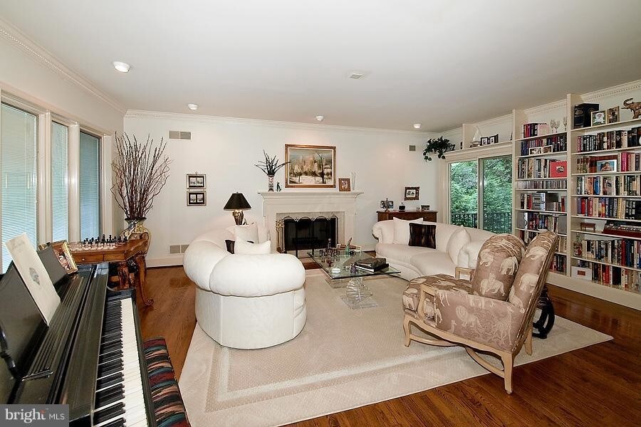 Primary Photo - 4515 Foxhall Cres NW