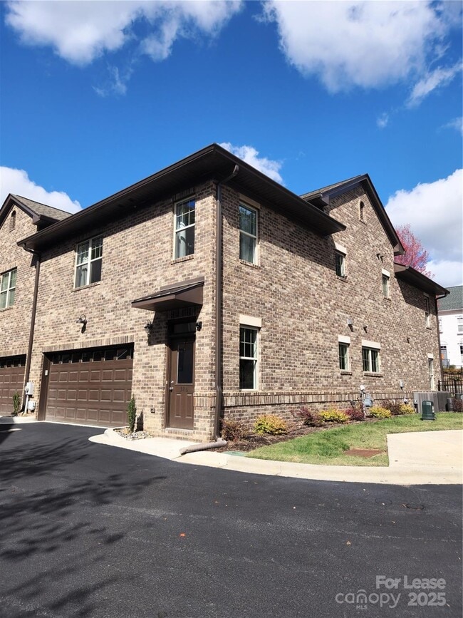 Building Photo - 326 Sadie Dr