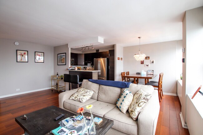 Foto del edificio - 655 W Irving Park Rd