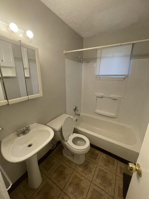 Building Photo - 4443 E 141st St