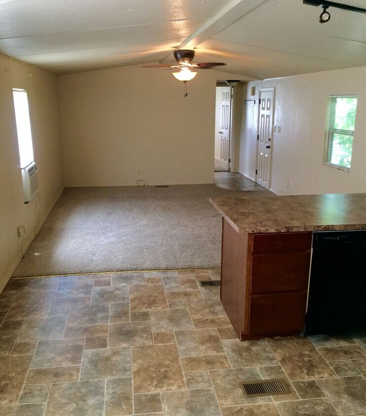 Foto principal - 2918 SW J Ave Mobile Home