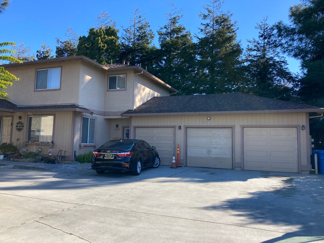 Primary Photo - 1040 Plum Ct