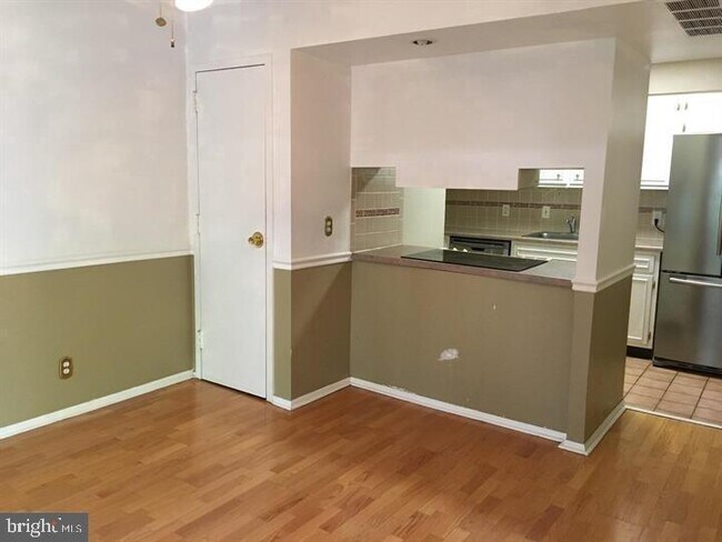 Building Photo - 247 E Chelsea Cir