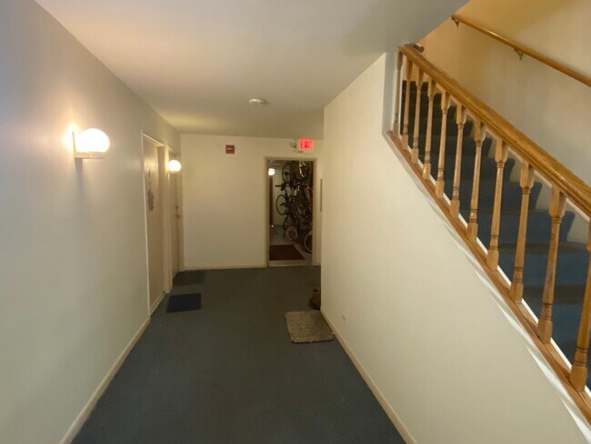 Building Photo - 2928 Roberts Dr
