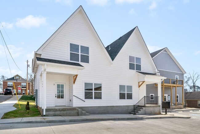 Foto del edificio - 2 Bedroom Townhome For Rent in Historic Downtown Clarksville!