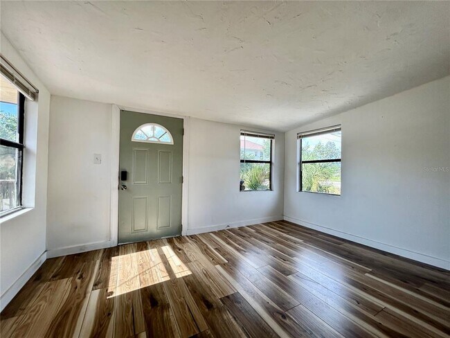 Building Photo - 616 35th Ave S