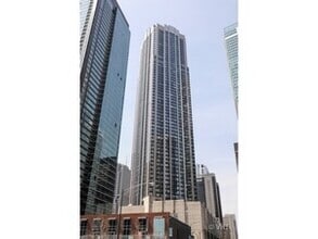 Building Photo - 512 N McClurg Ct