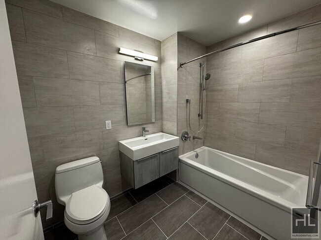 Foto del edificio - Northern Blvd | Flushing | 1 BR 1 BA, W/D & NO BROKER'S FEES