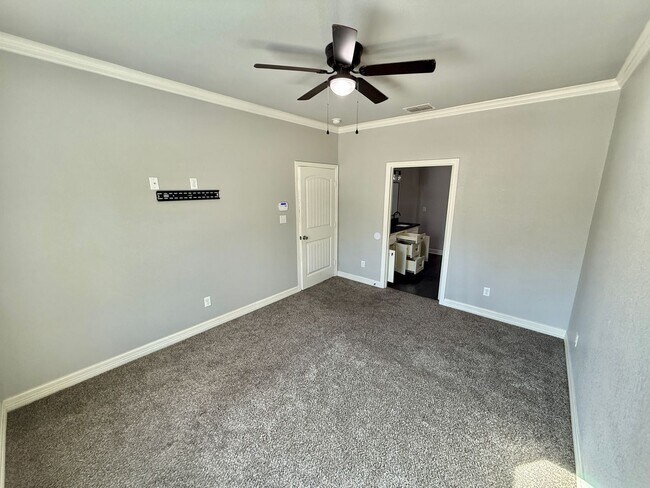 Foto del edificio - 3-bed, 2-bath built in 2022!