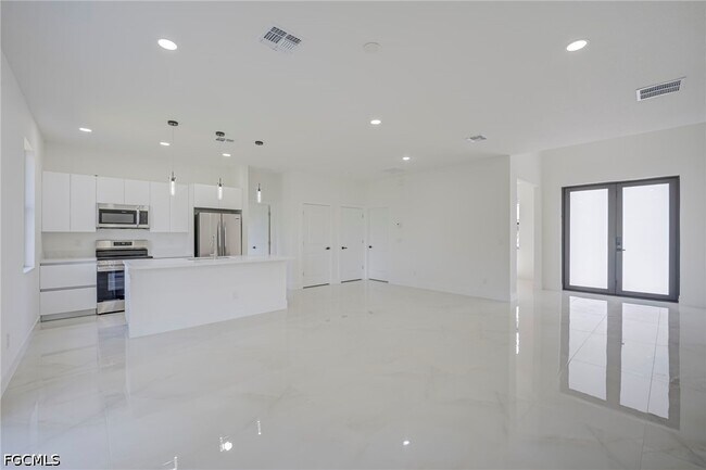 Building Photo - 5905 Sunshine Blvd N