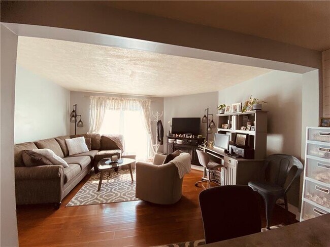 Building Photo - 817 Elm Ct