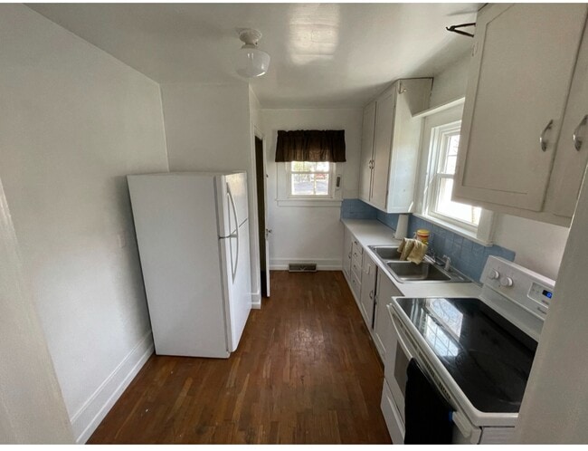 Building Photo - 425 E 5th St