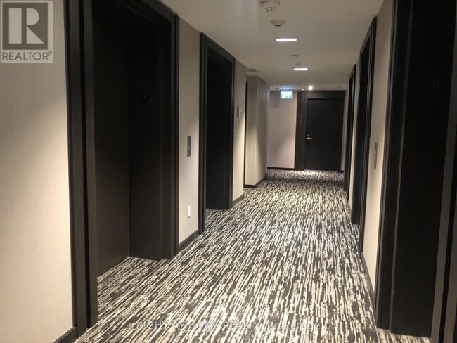 Building Photo - 501 Yonge St