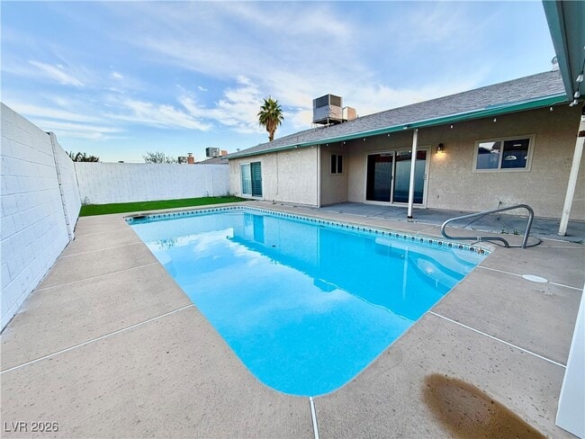 Building Photo - 6236 W Elmira Dr