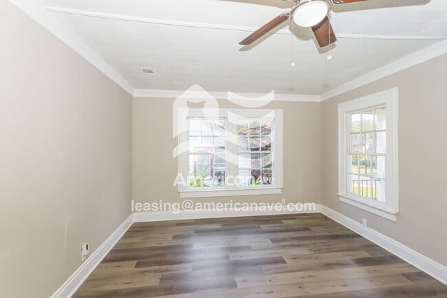 Foto del edificio - 1369 Winton Ave
