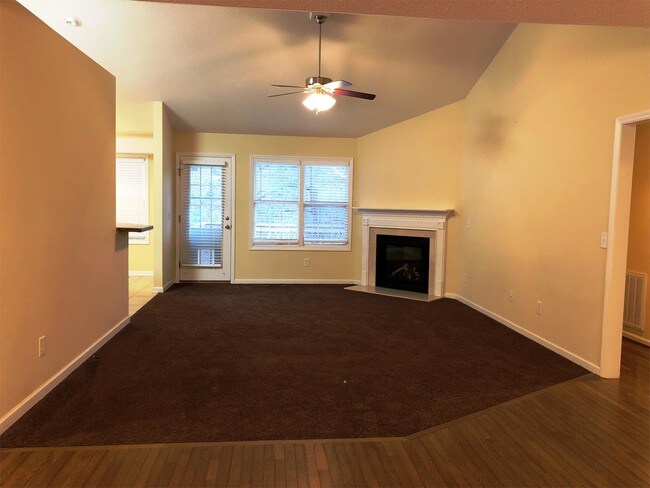 Building Photo - 137 Fox Run