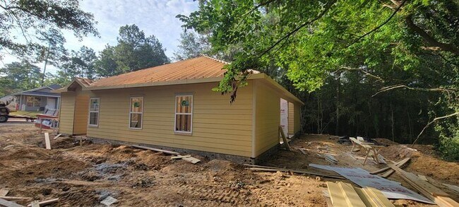 Building Photo - 15633 Sycamore Dr