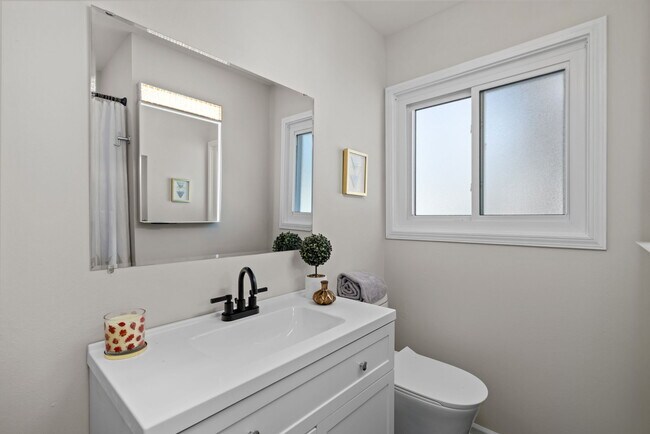 Building Photo - 1655 Fenmore Dr