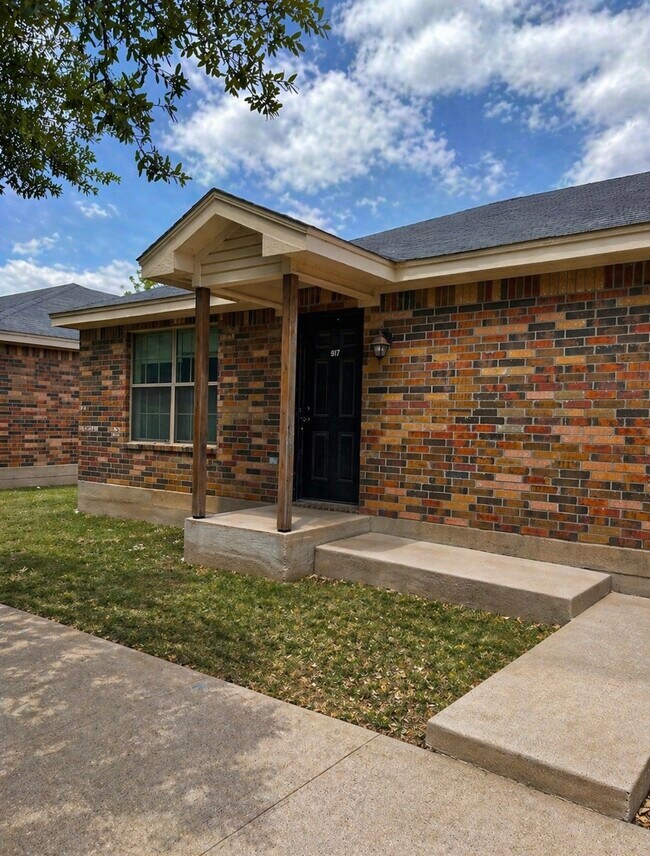 Building Photo - 913-919 E Lewis Dr