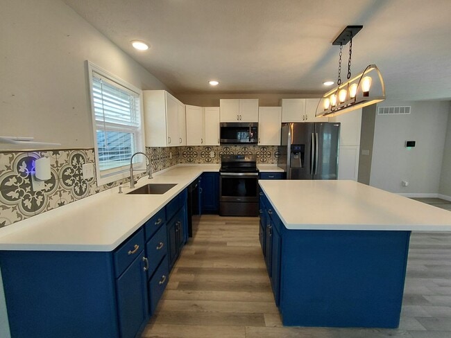 Building Photo - Spacious Home