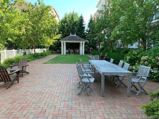 Courtyard with grills - 25 Adams Ave