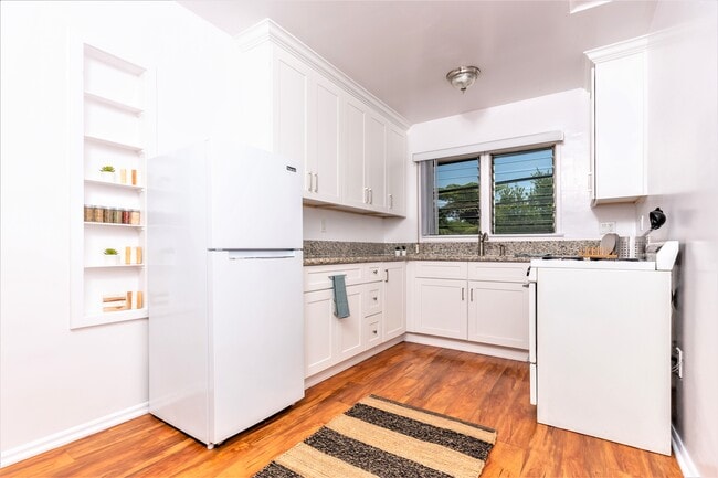 Building Photo - 212 S Reeves Dr