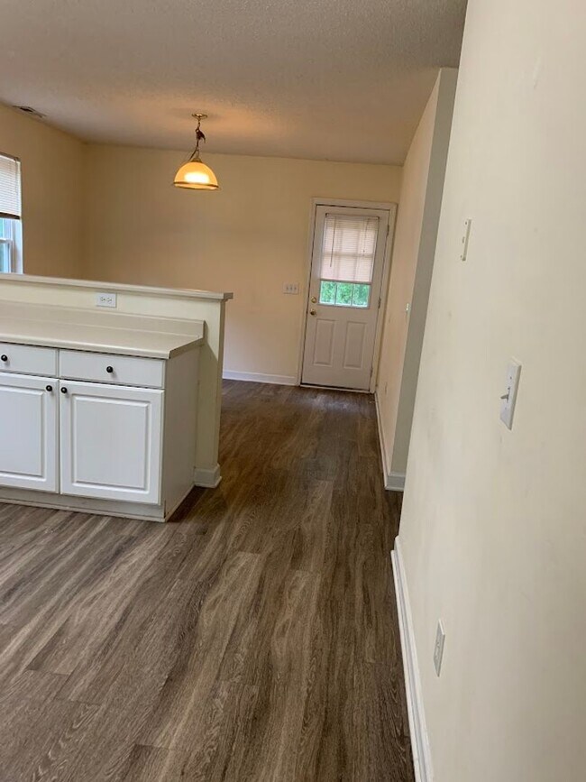 Building Photo - 3 Bedroom 2 Bath House Available on Hillsd...
