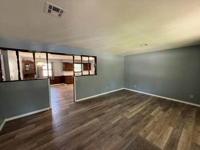 Foto del edificio - 901 N Oak Ave