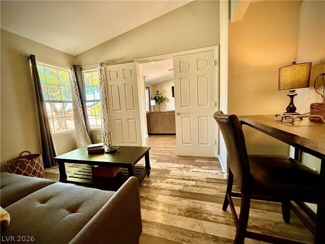 Foto del edificio - 2033 Riderwood Ave