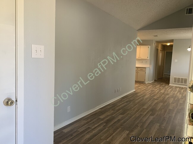 Building Photo - Available Now! 2 Bed / 1.5 Bath Single Story