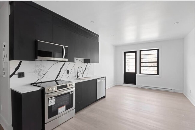 Building Photo - 4900 Ch De La Côte-Des-Neiges
