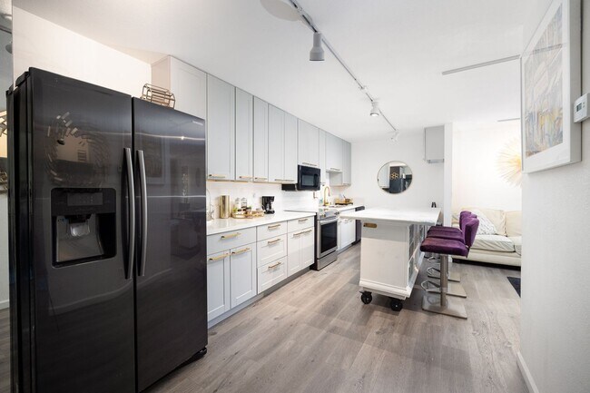 Foto del edificio - Beautifully Updated 2 Bedroom Condo with Optional Furniture!