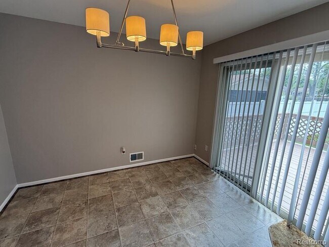 Foto del edificio - 8303 Lenore Ave