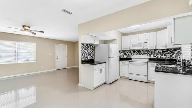 Building Photo - 5836 Beechmont Blvd