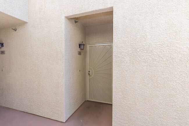 Foto del edificio - Beautiful 2-Bedroom, 2-Bath Condo in Gated...