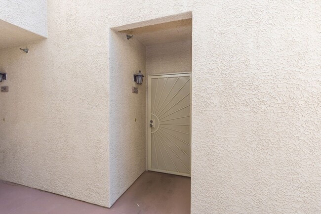 Building Photo - Beautiful 2-Bedroom, 2-Bath Condo in Gated...