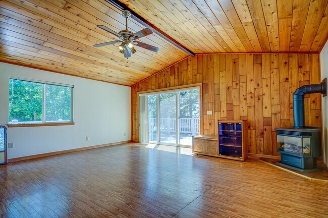 Building Photo - 2 Bed 1 Bath Home