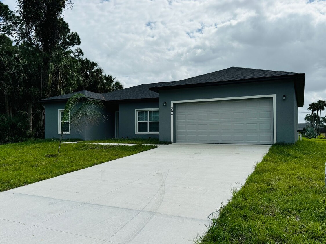 Foto principal - GREAT 3 BD/2BA Brand NEW Home in Palm Bay!...