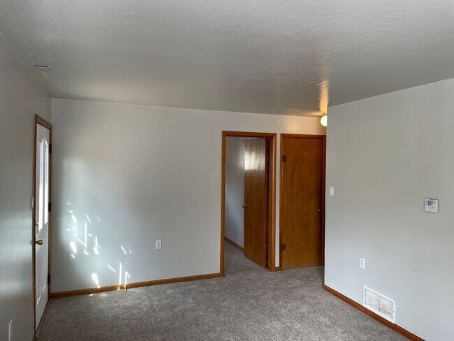 Building Photo - Adorable 2 Bedroom Cottage in Serene Setting