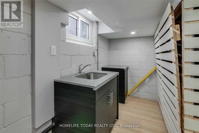 Photo du bâtiment - 19 Bardwell Crescent